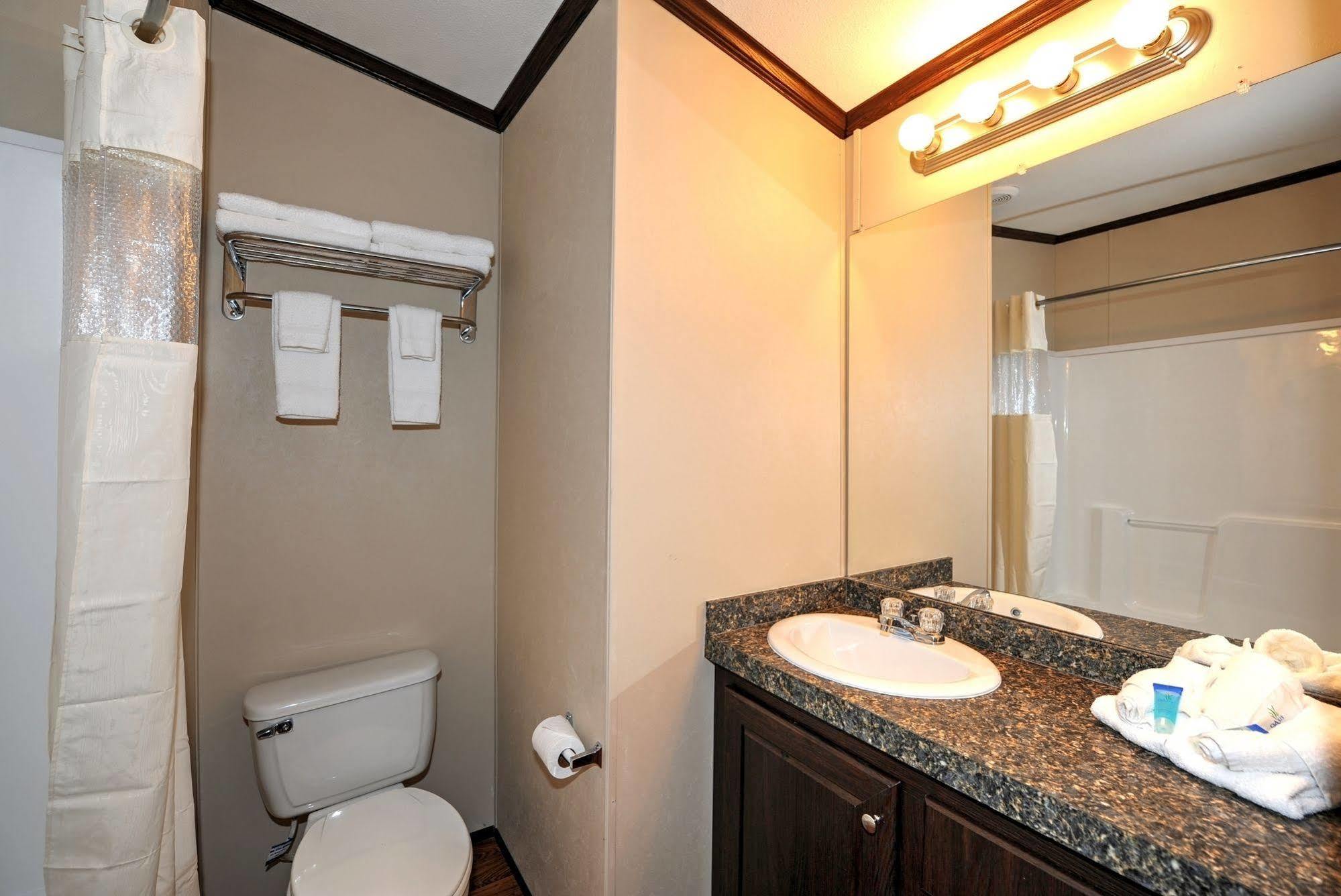 Instalodge Hotel And Suites Karnes City Zewnętrze zdjęcie