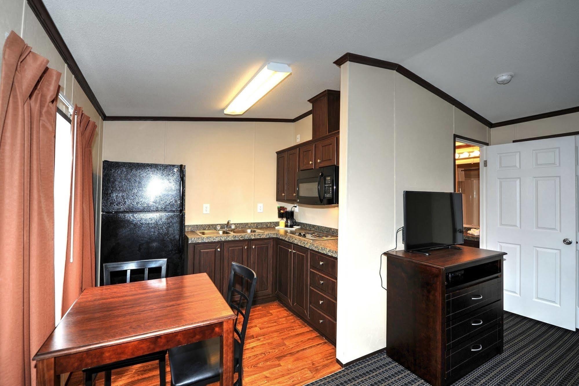 Instalodge Hotel And Suites Karnes City Zewnętrze zdjęcie